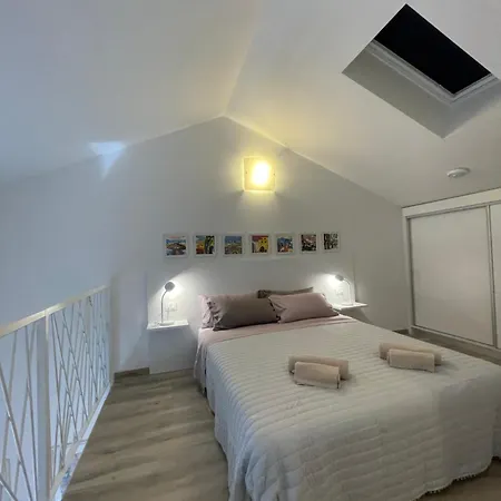 Charming Seaside Flat דירה