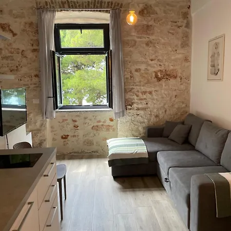 Charming Seaside Flat דירה *